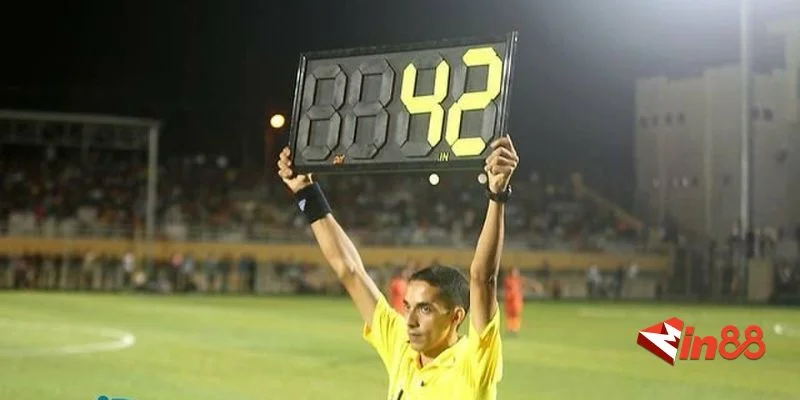 Luật bù giờ trong bóng đá khi trận đấu gián đoạn