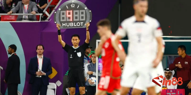 Luật bù giờ trong bóng đá và ý nghĩa